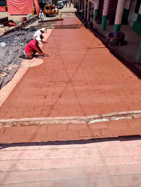 Concreto artesanal con un acabado en simulación de tabique y color óxido